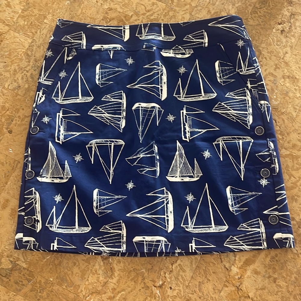 Talbots Skirt. Cotton & spandex. Rear zipper, pockets, lined. Spare button.